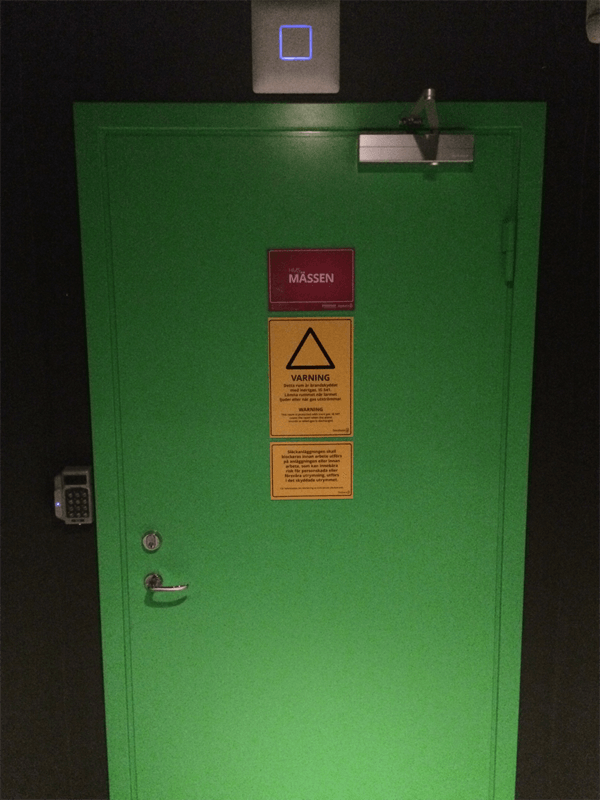 The door to the cell rack cabinet is in The door to the cell rack cabinet is in